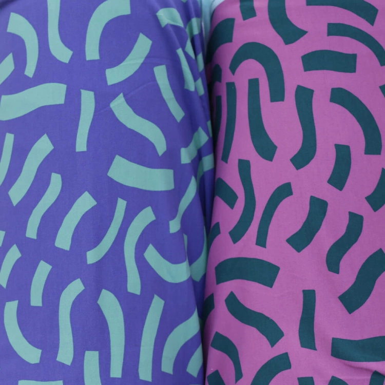 Fioletowa dzianina Playful obok różowej  dzianiny Playful