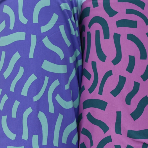 Różowa dzianina Playful obok fioletowej dzianiny Playful