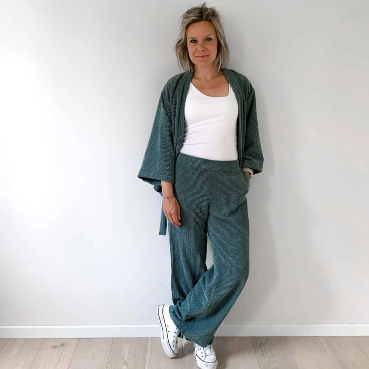Stylowy komplet loungewear ze sztruksu bubble, ukazujący miękką i przytulną fakturę materiału