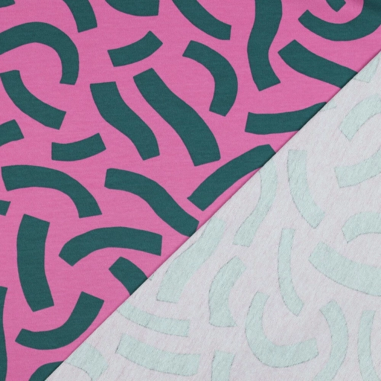 Zbliżenie przodu i tyłu różowej dzianiny z nadrukiem i pętelką