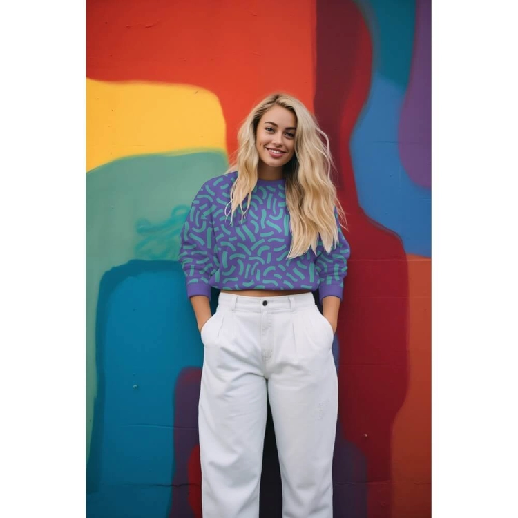 Modelka w fioletowej bluzie z dzianiny pętelkowej Playful