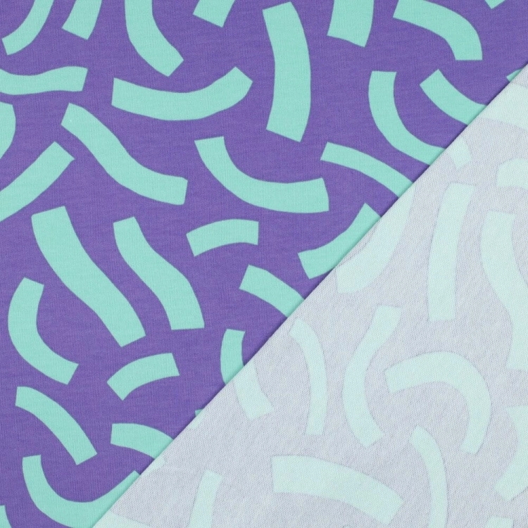 Zbliżenie przodu i tyłu fioletowej dzianiny z nadrukiem i pętelką