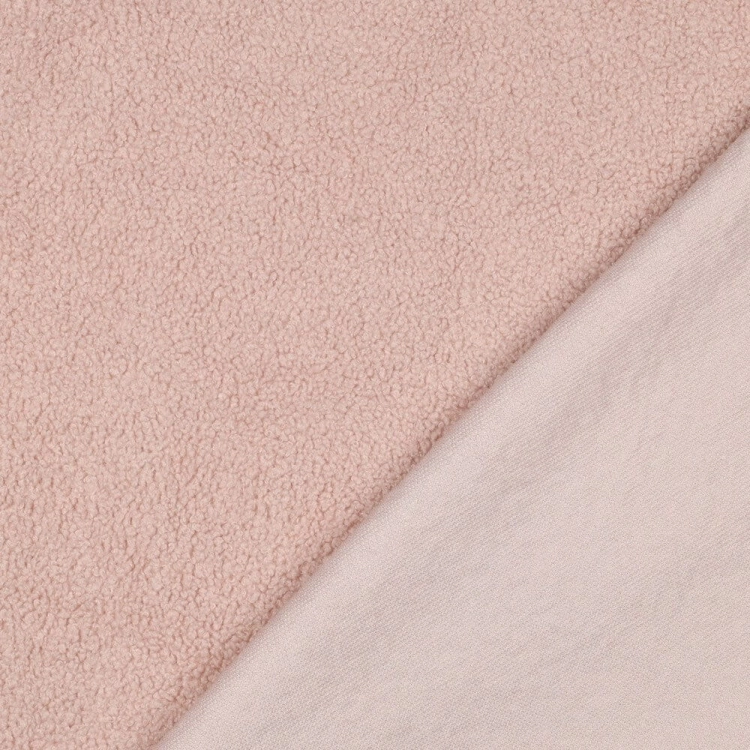 Sztuczne futerko w jasnym różu, idealne do tworzenia przytulnych ubrań i akcesoriów modowych