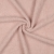 Miękkie i puszyste futerko materiałowe w delikatnym różowym odcieniu, doskonałe do projektów krawieckich