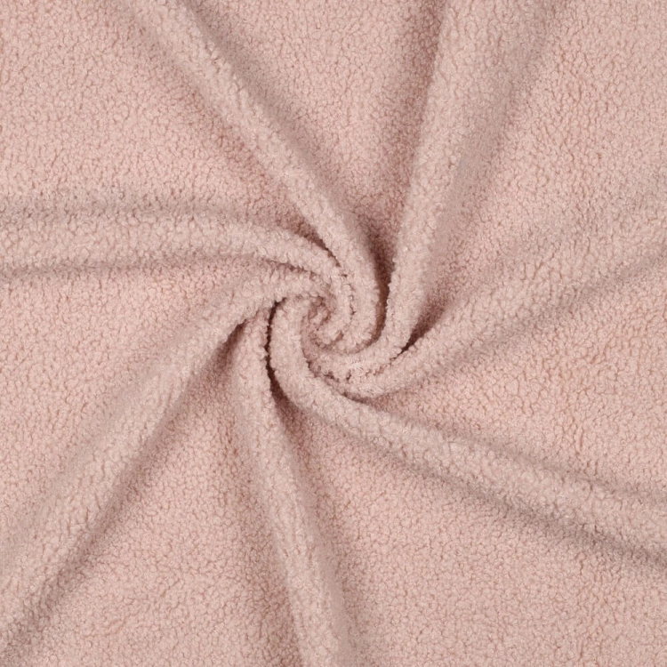 Miękkie i puszyste futerko materiałowe w delikatnym różowym odcieniu, doskonałe do projektów krawieckich