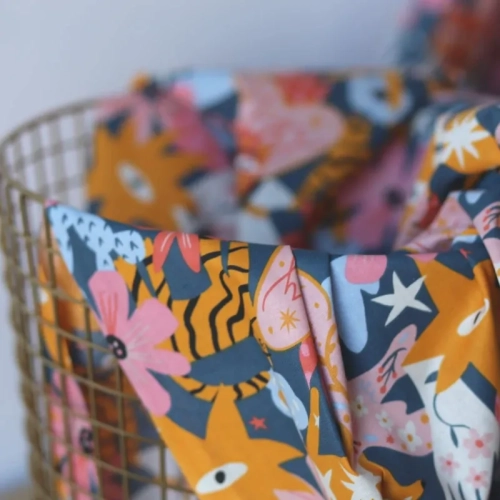 Gładka, wielokolorowa popelina z nadrukiem zwierząt.  Bawełniana, oddychająca, z certyfikatem Oeko-Tex. Doskonała na ubranka dla dzieci.