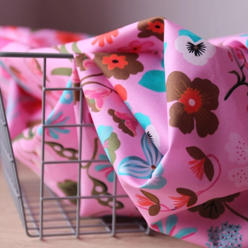 Popelina w kolorowe kwiaty kama różowa