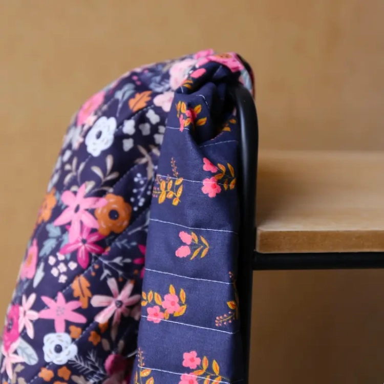 Tkanina Pikowana w Kwiaty Bouquet