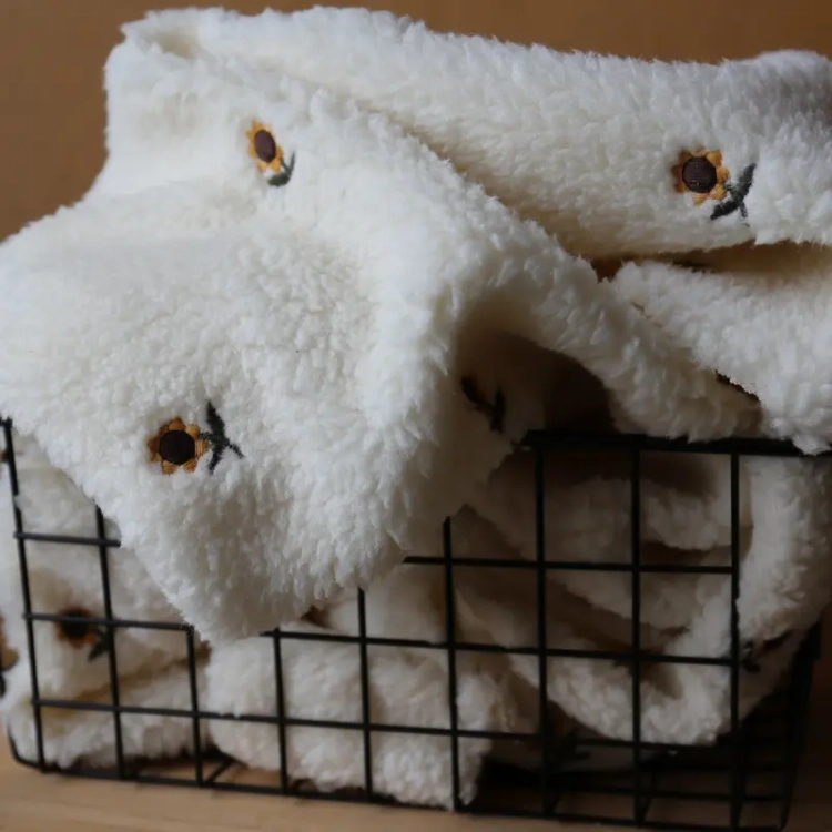 Sztuczne Futerko z Haftem - Słoneczniki