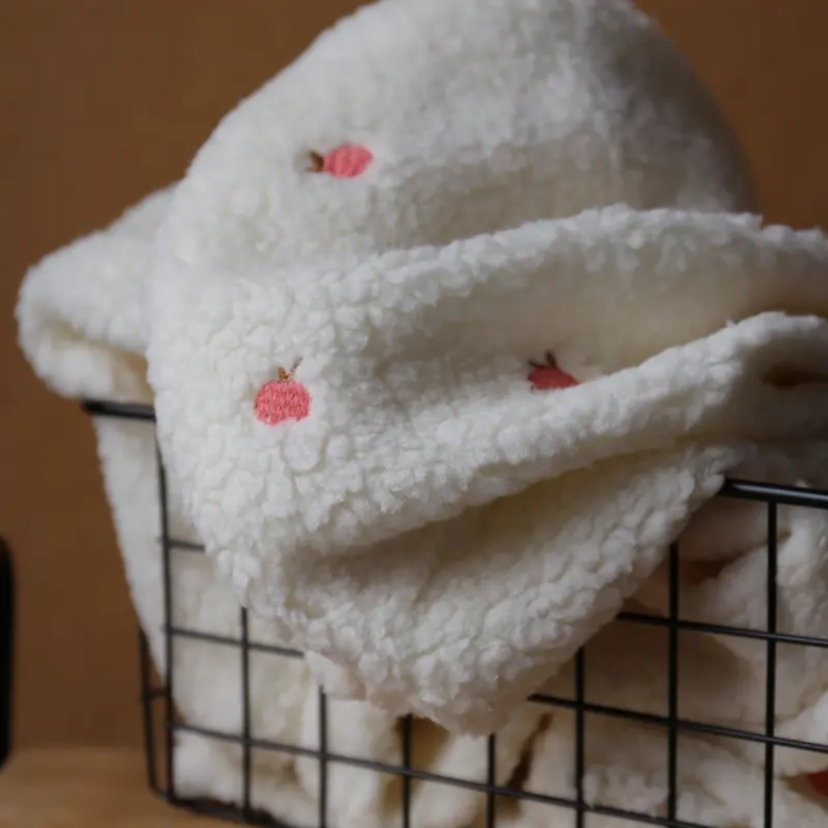 Sztuczne Futerko z Haftem - Rajskie Jabłuszka