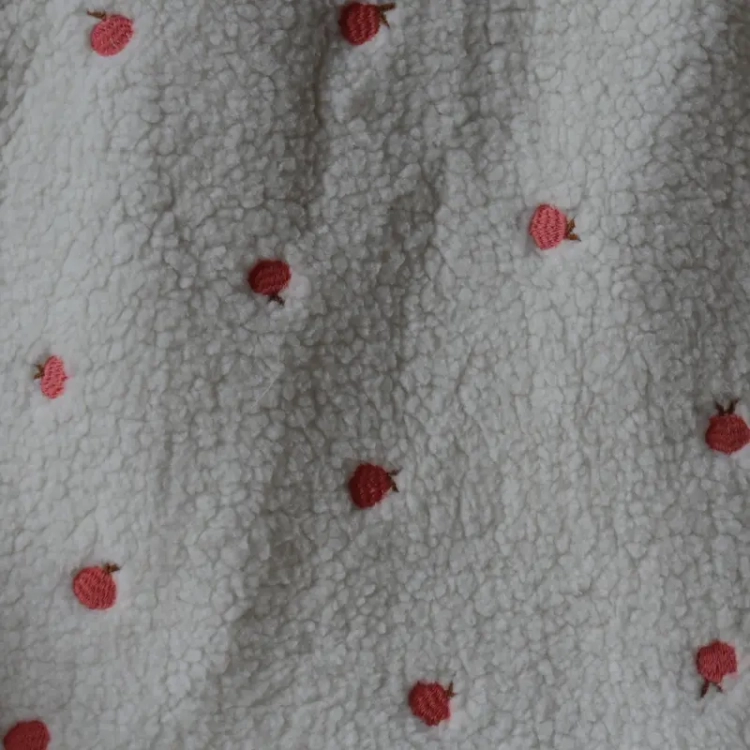 Sztuczne Futerko z Haftem - Rajskie Jabłuszka