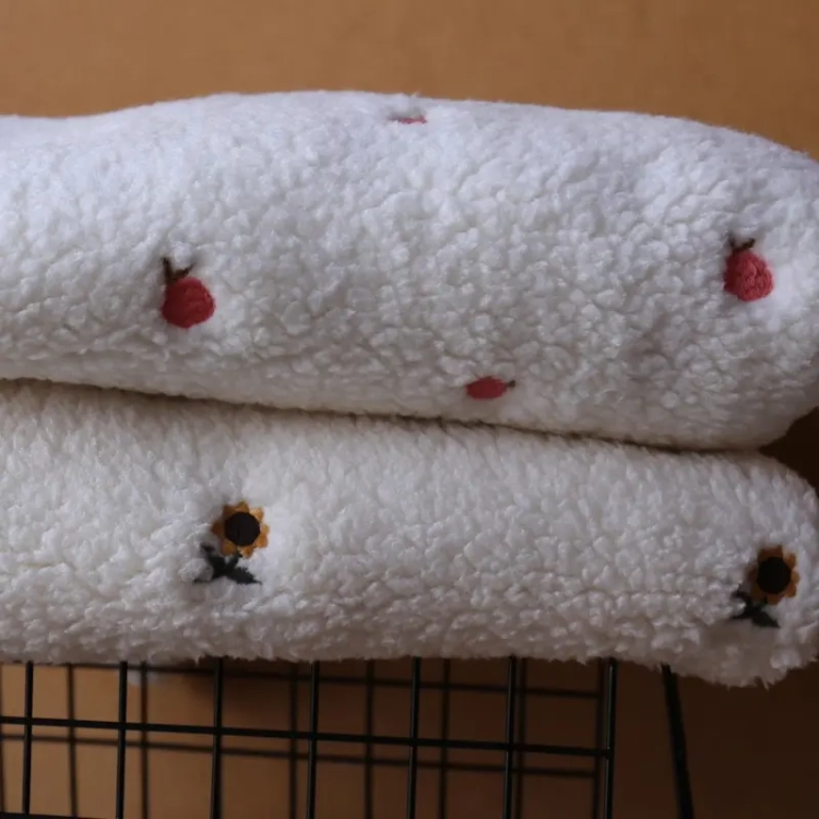 Sztuczne Futerko z Haftem - Rajskie Jabłuszka