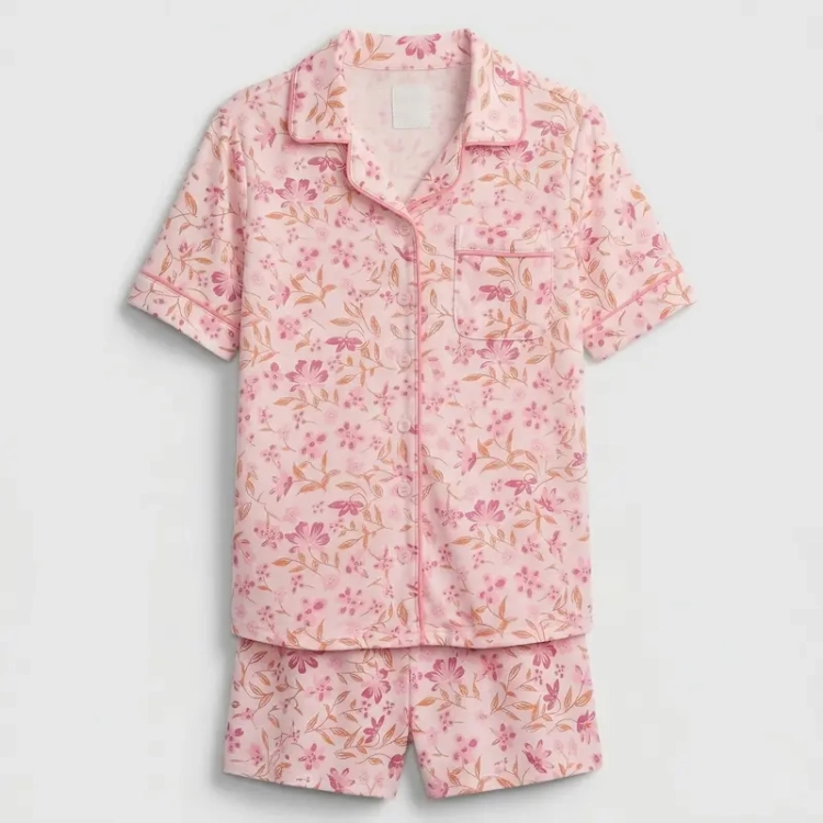 Różowa popelina bawełniana w gęsty wzór drobnych kwiatów i cynamonowych listków o gładkim splocie.