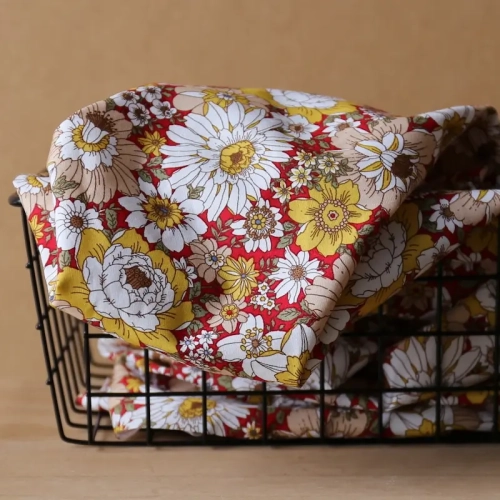 Tkanina Bawełniana Premium - Garden Flowers - Czerwona