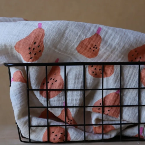 Muślin Double Gauze Organic Pear Brzoskwiniowy 115 g/m² – tkanina w nadruk z brzoskwiniowymi gruszkami na odzież dziecięcą i sukienki