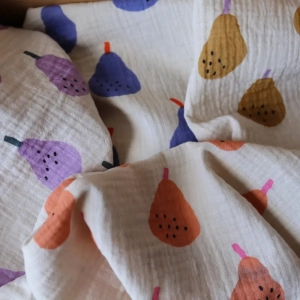 Muślin Double Gauze Organic Pear Musztardowy – ilustracyjny nadruk z musztardowymi gruszkami na organicznej bawełnie