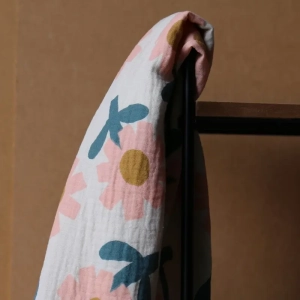 Muślin Double Gauze Organic Daisy Ecru 115 g/m² – tkanina w nadruk z różowymi stokrotkami na sukienki i odzież dziecięcą