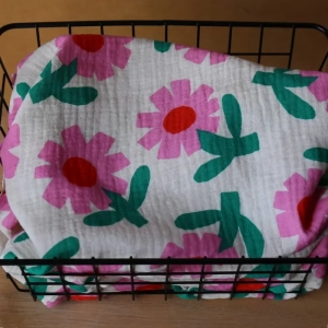 Muślin Double Gauze Organic Daisy Pink – intensywny nadruk botaniczny na organicznej bawełnie