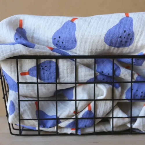 Muślin Double Gauze Organic Pear Niebieski 115 g/m² – tkanina w nadruk z niebieskimi gruszkami na odzież dziecięcą i sukienki