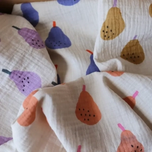 Muślin Double Gauze Organic Pear Niebieski – ilustracyjny nadruk z niebieskimi gruszkami na organicznej bawełnie