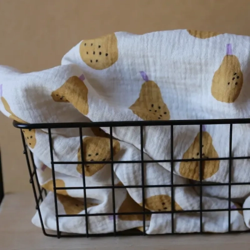 Muślin Double Gauze Organic Pear Musztardowy 115 g/m² – tkanina w nadruk z musztardowymi gruszkami na odzież dziecięcą i sukienki