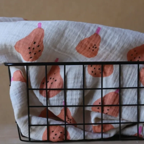 Muślin Double Gauze Organic Pear Brzoskwiniowy 115 g/m² – tkanina w nadruk z brzoskwiniowymi gruszkami na odzież dziecięcą i sukienki