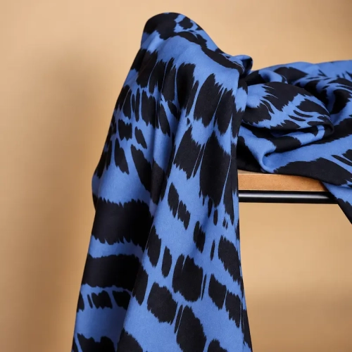 Wiskoza Midnight Wild w niebiesko-czarny wzór zwierzęcy – tkanina na metry Popcouture