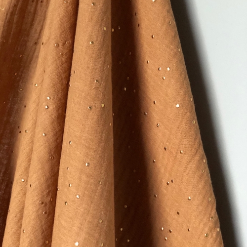 Karmelowy muślin bawełniany w złote kropki