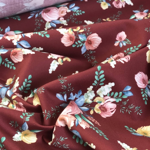 bordowa tkanina w kwiaty