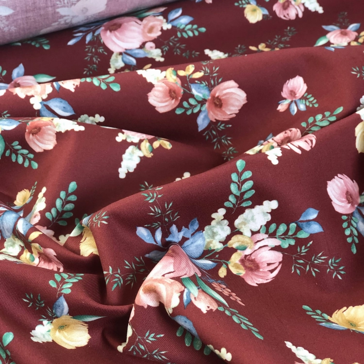 bordowa tkanina w kwiaty