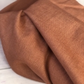 Szlachetna tkanina lniana Fibi w kolorze cynamonowego brązu o wyraźnej teksturze i naturalnym splocie.