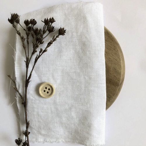 Tkanina lniana zmiękczana w kolorze białym wyprodukowana w Polsce