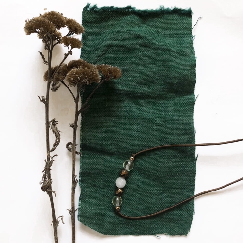 Jakościowa tkanina lniana w kolorze ciemnej zieleni