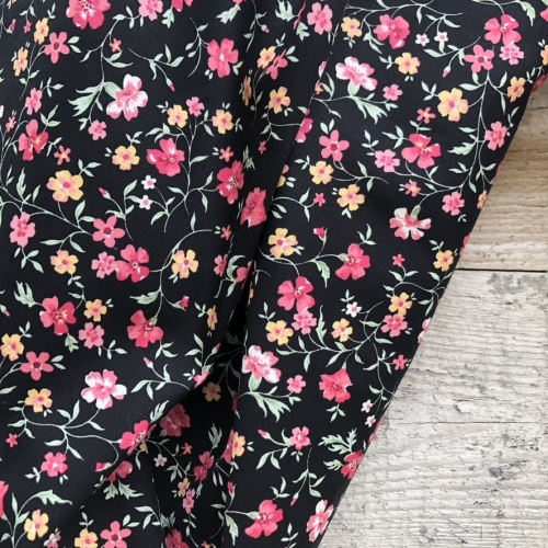 Czarna tkanina w kwiaty