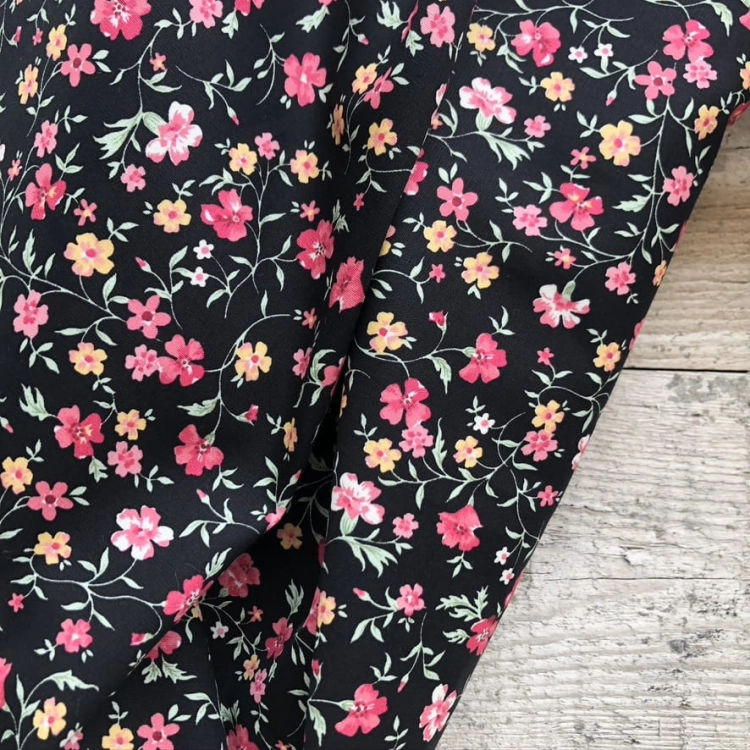 Czarna tkanina w kwiaty