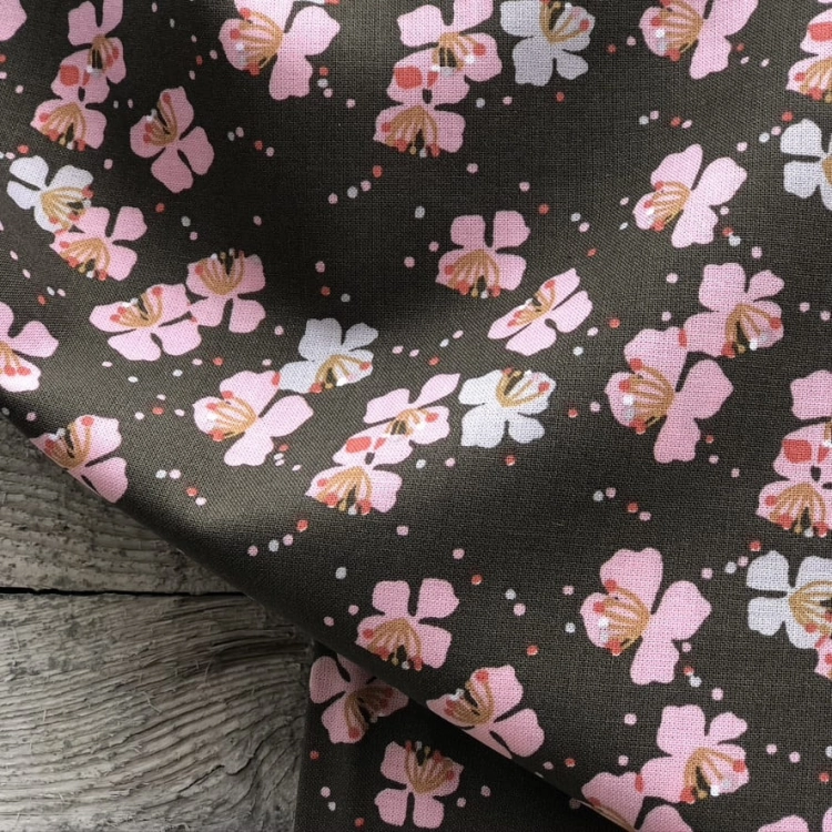 tkanina khaki w kwiaty