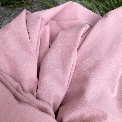 Bawełna premium Anki w delikatnym pastelowym różu, gładka tkanina bez wzoru, idealna dla każdego projektu.