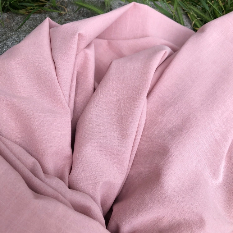 Bawełna premium Anki w delikatnym pastelowym różu, gładka tkanina bez wzoru, idealna dla każdego projektu.