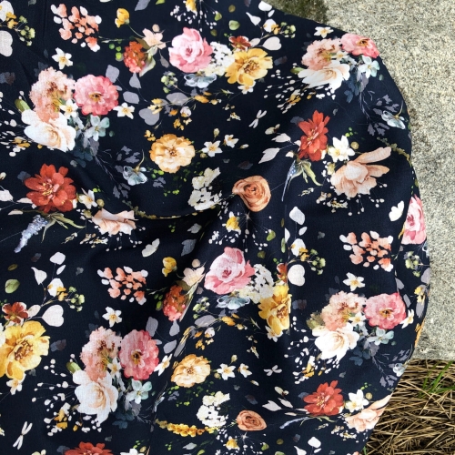 Popelina w kwiaty granatowa