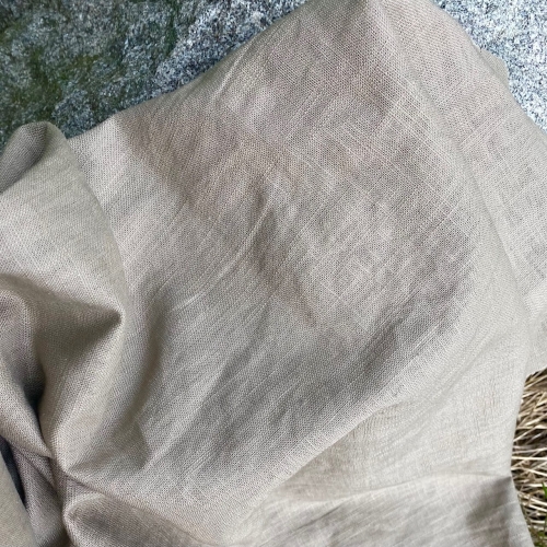 Naturalna tkanina lniano-bawełniana Fibi w kolorze beżowym o wyraźnym splocie i matowym wykończeniu.
