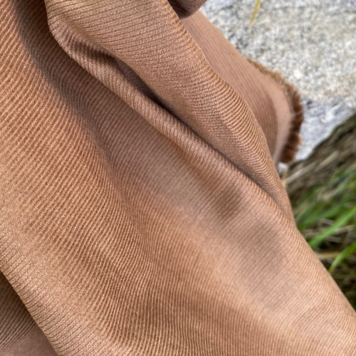 sztruks w kolorze brązowym. w drobny prążek