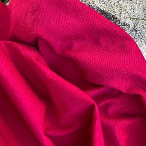 Sztruks w kolorze intensywnej maliny