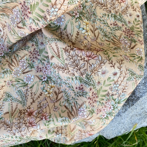 popelina w kwiaty na beżowym tle