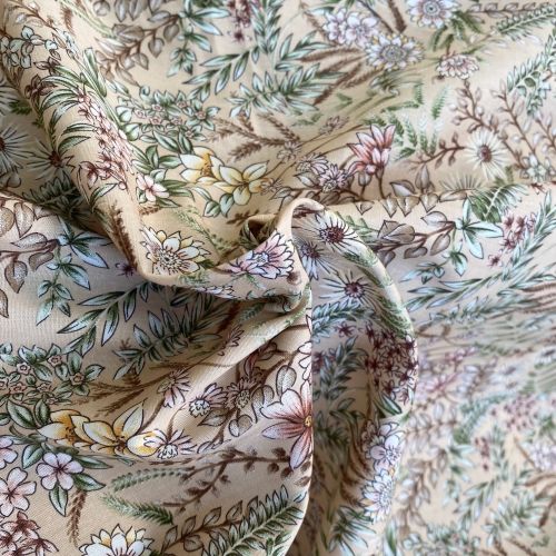 delikatna łączka na beżowym tle