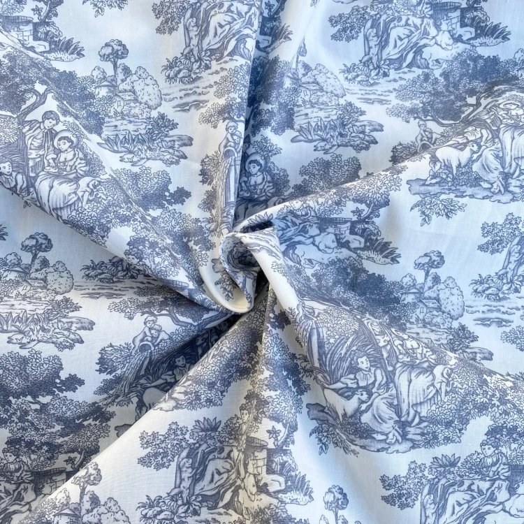 Szara tkanina bawełniana premium Toile de Jouy w klasyczny wzór sielskich scenek rodzajowych na białym tle.