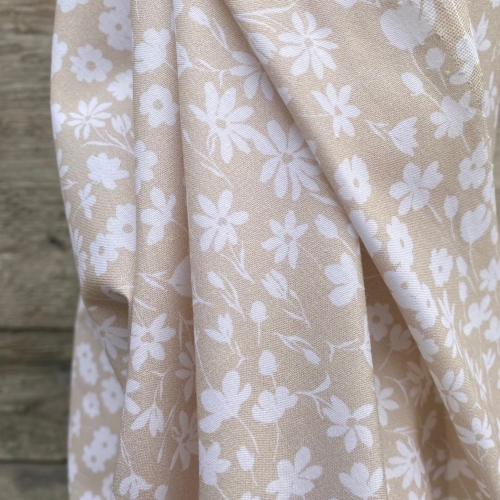 Delikatna tkanina w kwiaty