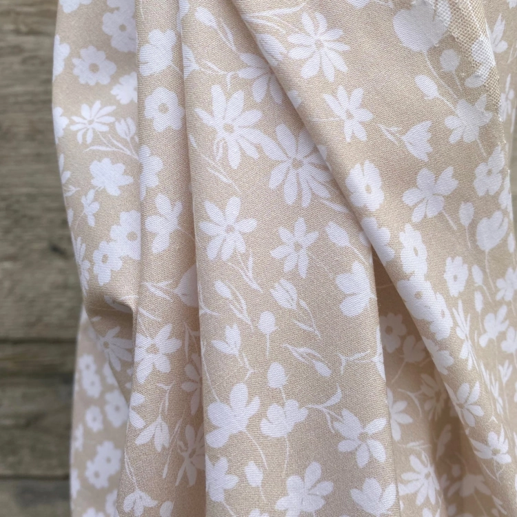 Delikatna tkanina w kwiaty