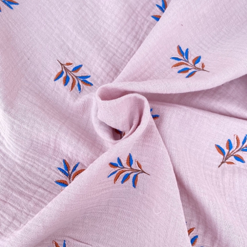 Muślin haftowany z niebiesko-czerwonymi gałązkami na wypłukanym różowym tle - zdjęcie całości