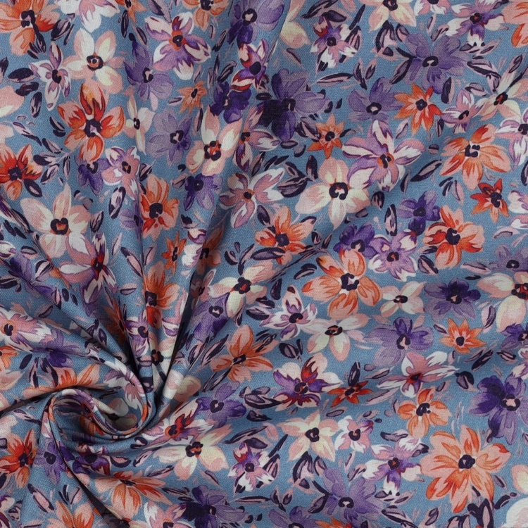 tkanina bawełniana w kwiaty na niebieskim tle