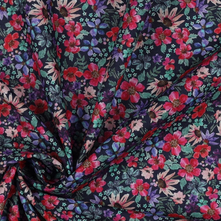 Zbliżenie na kwiatowy nadruk na granatowej popelinie bawełnianej